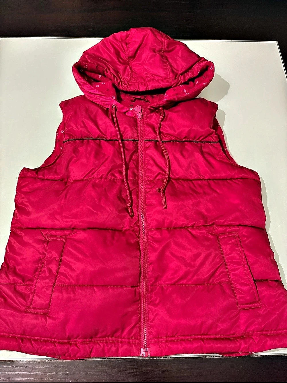 Old Navy Hooded Puffer Vest in Red Size Large